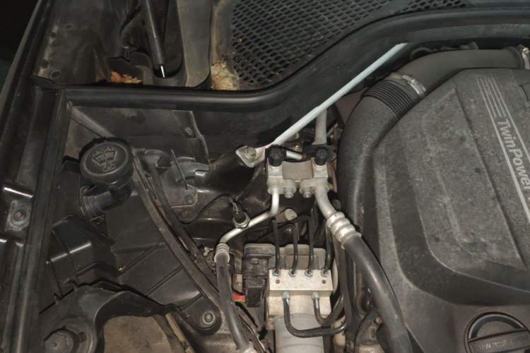 Used BMW X5 2014 xDrive35i Elegant Edition Engine Bay Right