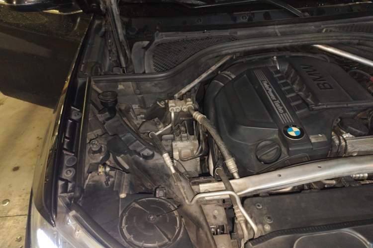 Used BMW X5 2014 xDrive35i Luxury Edition Engine Bay Right