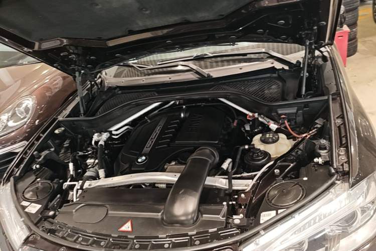 Used BMW X5 2014 xDrive35i Leading Model Engine Bay