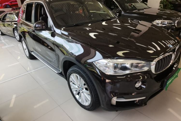 Used BMW X5 2014 xDrive35i Leading Model Front Right 45 Deg
