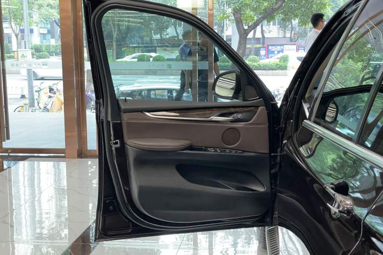 Used BMW X5 2014 xDrive35i Elegant Edition Interior 11
