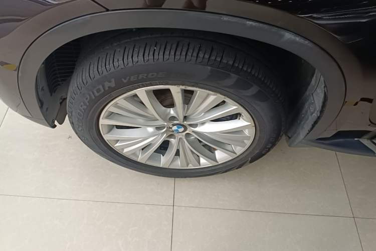 Used BMW X5 2014 xDrive35i Elegant Edition Left Front Wheel Hub