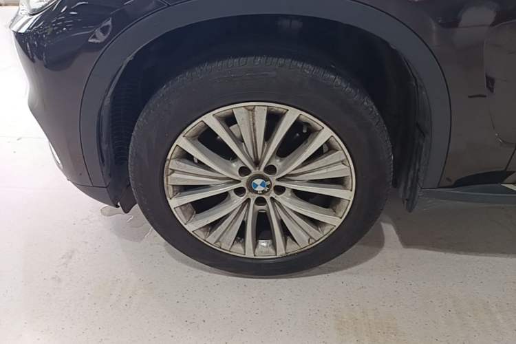 Used BMW X5 2014 xDrive35i Elegant Edition Left Front Wheel Hub