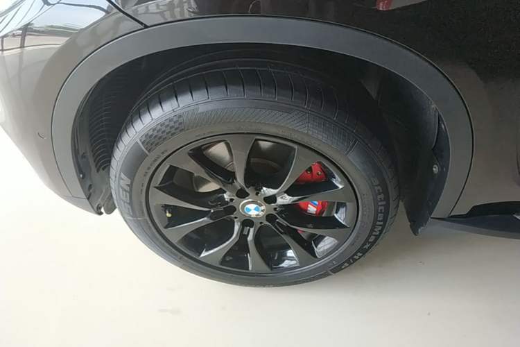 Used BMW X5 2014 xDrive35i Elegant Edition Left Front Wheel Hub