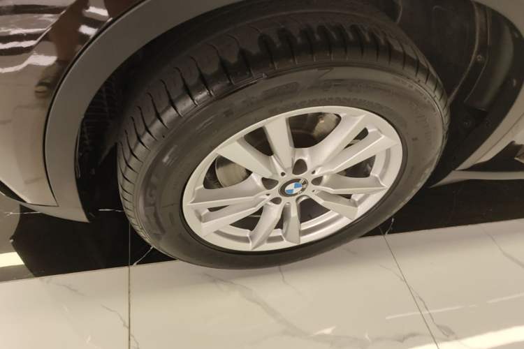 Used BMW X5 2014 xDrive35i Elegant Edition Left Front Wheel Hub