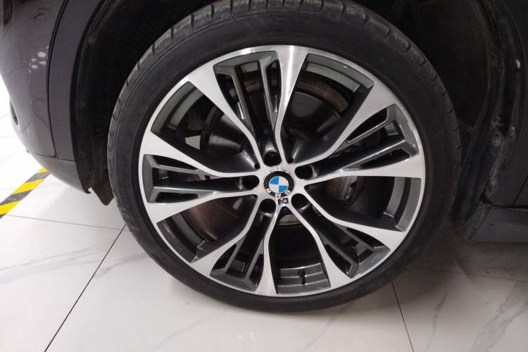 Used BMW X5 2014 xDrive35i Elegant Edition Left Front Wheel Hub