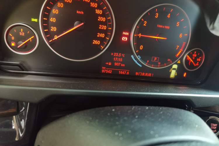 Used BMW X5 2014 xDrive35i Leading Model Odometer Close Up