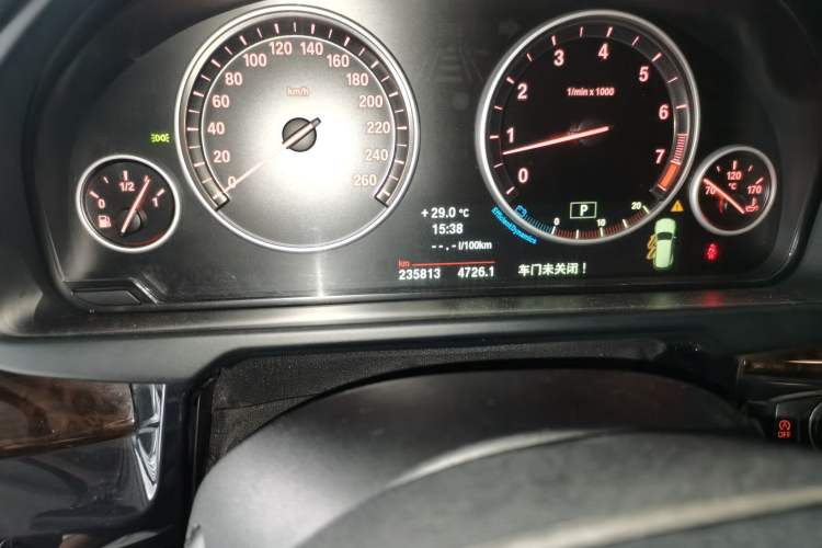 Used BMW X5 2014 xDrive35i Leading Model Odometer Close Up