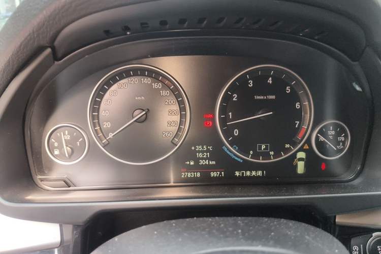 Used BMW X5 2014 xDrive35i Leading Model Odometer Close Up