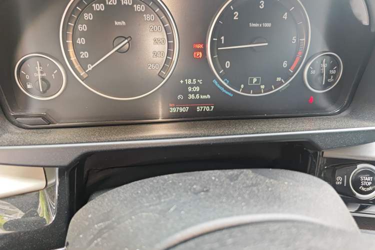 Used BMW X5 2014 xDrive30d Odometer Close Up