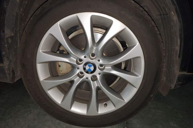 Used BMW X5 2014 xDrive35i Elegant Edition Right Front Wheel Hub