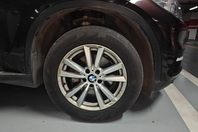 Used BMW X5 2014 xDrive35i Elegant Edition Right Front Wheel Hub