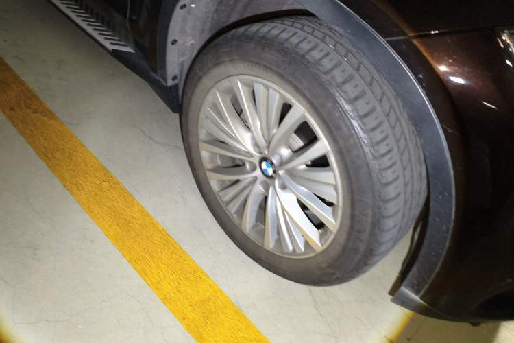 Used BMW X5 2014 xDrive35i Luxury Edition Right Front Wheel Hub