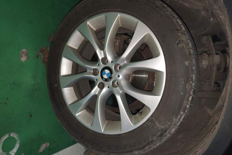 Used BMW X5 2014 xDrive35i Elegant Edition Right Front Wheel Hub