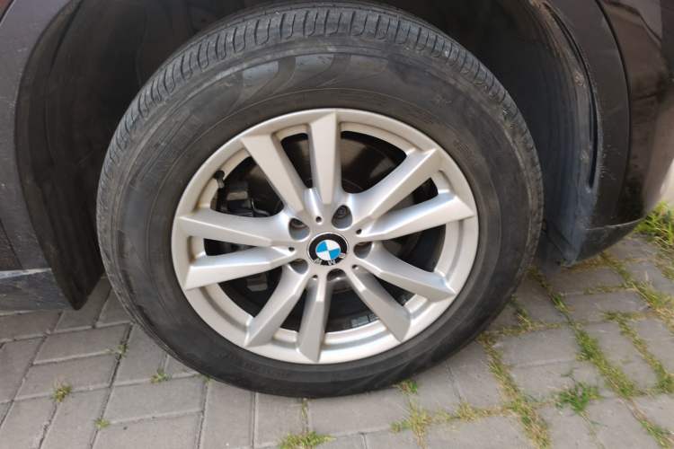 Used BMW X5 2014 xDrive35i Elegant Edition Right Front Wheel Hub