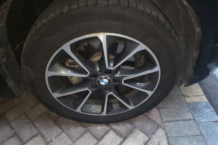 Used BMW X5 2014 xDrive35i Elegant Edition Right Front Wheel Hub