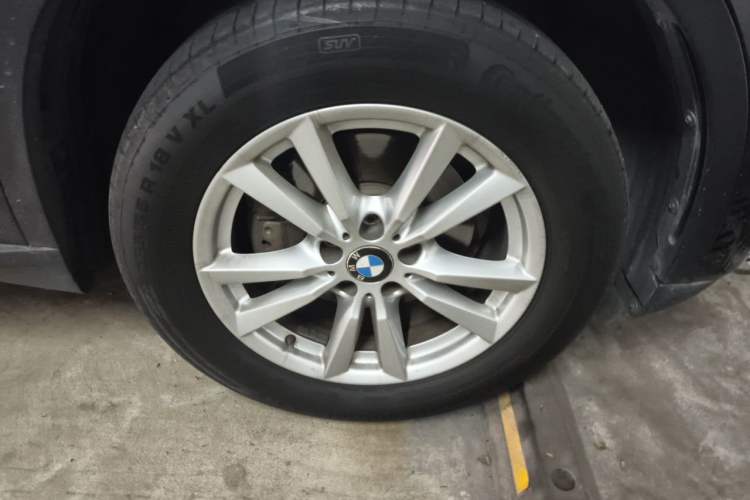 Used BMW X5 2014 xDrive35i Elegant Edition Right Front Wheel Hub
