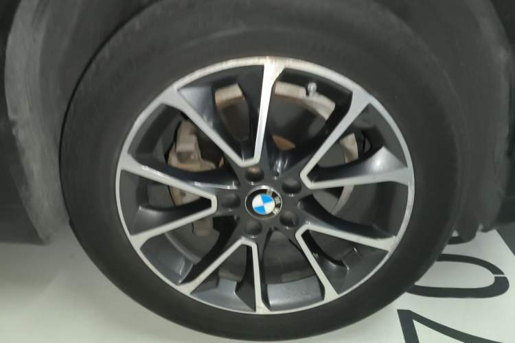 Used BMW X5  Right Front Wheel Hub