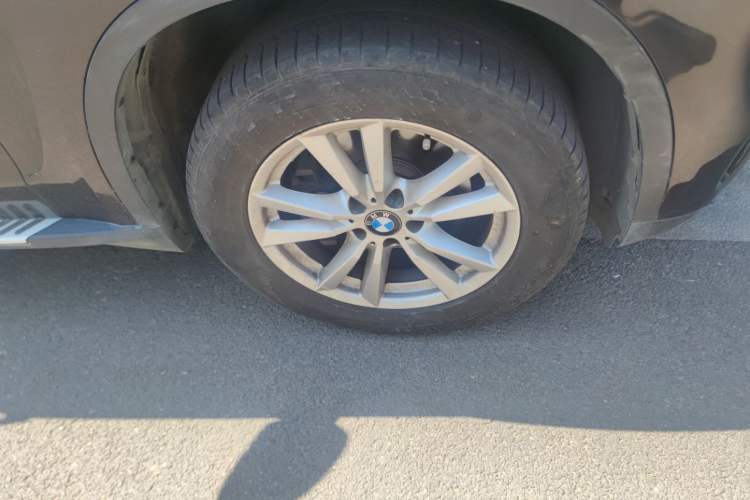 Used BMW X5 2014 xDrive35i Elegant Edition Right Front Wheel Hub