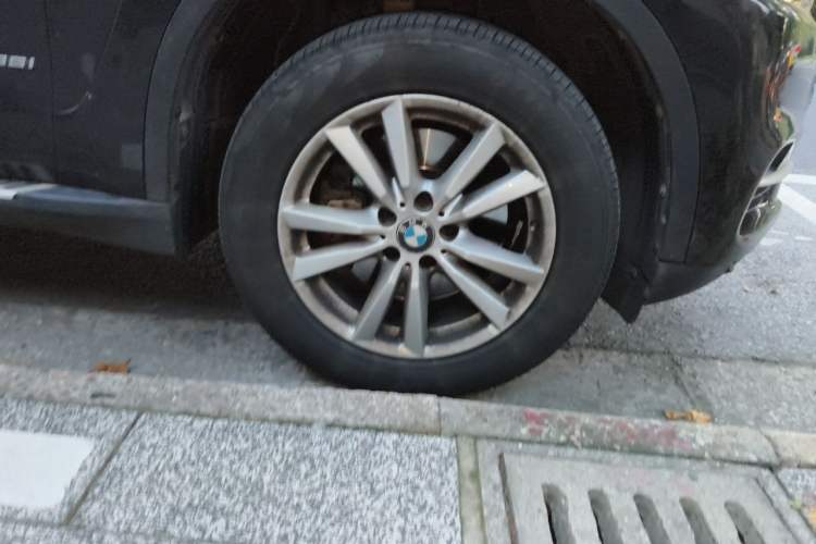 Used BMW X5 2014 xDrive35i Elegant Edition Right Front Wheel Hub
