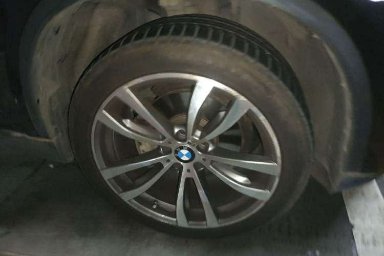 Used BMW X5 2014 xDrive35i Elegant Edition Right Front Wheel Hub
