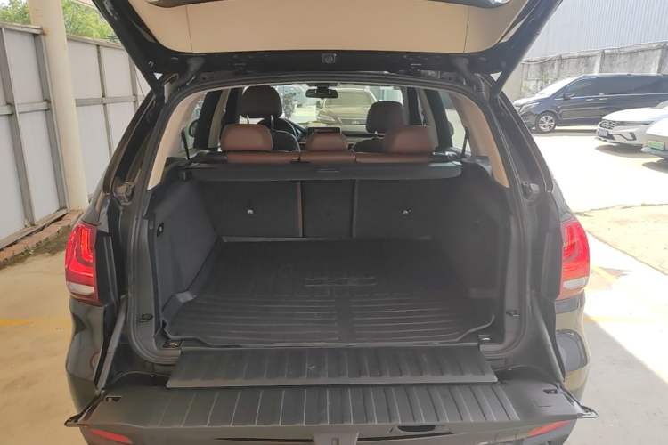 Used BMW X5 2014 xDrive35i Leading Model Trunk