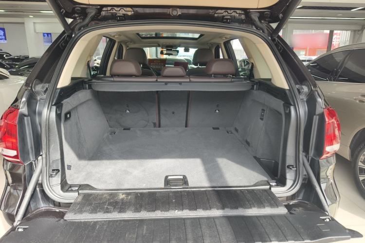 Used BMW X5 2014 xDrive35i Leading Model Trunk