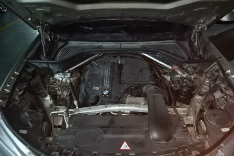 Used BMW X5 2014 xDrive35i Leading Model Engine Bay