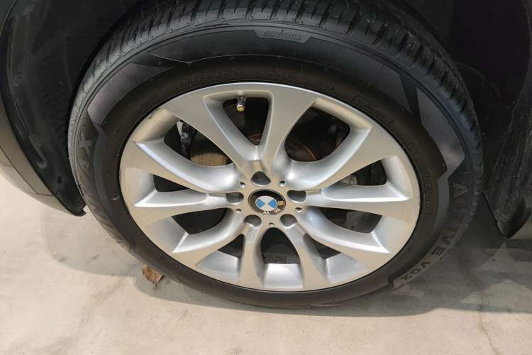 Used BMW X5 2014 xDrive35i Elegant Edition Left Front Wheel Hub