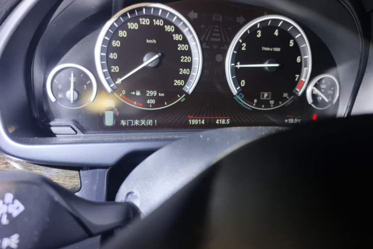 Used BMW X5 2014 xDrive35i Leading Model Odometer Close Up