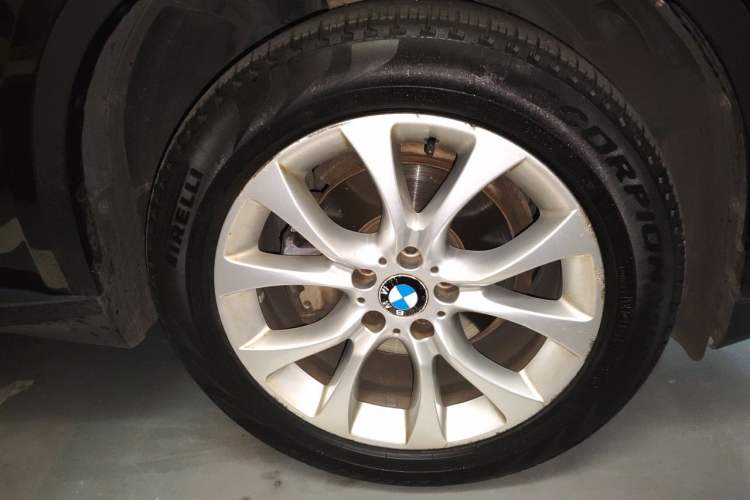 Used BMW X5 2014 xDrive35i Elegant Edition Right Front Wheel Hub