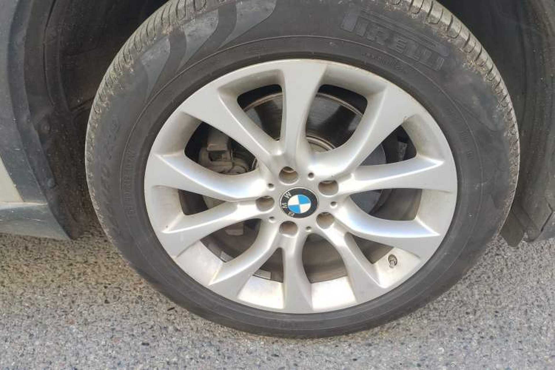 Used BMW X5 2014 xDrive35i Elegant Edition Right Front Wheel Hub