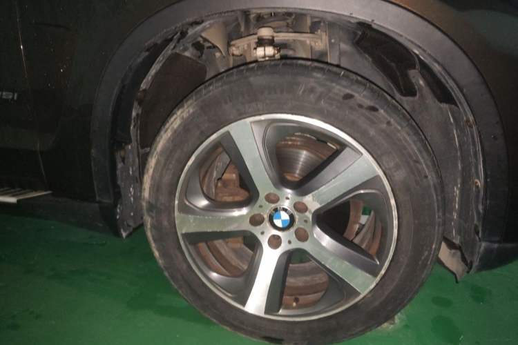 Used BMW X5 2014 xDrive35i Elegant Edition Right Front Wheel Hub