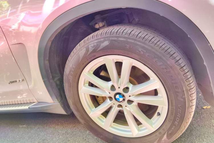 Used BMW X5 2014 xDrive35i Elegant Edition Right Front Wheel Hub