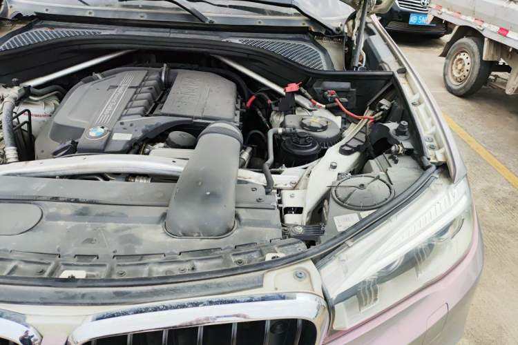 Used BMW X5 2014 xDrive35i Luxury Edition Engine Bay Left