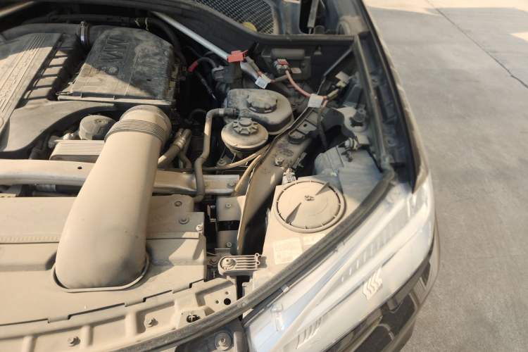 Used BMW X5 2014 xDrive35i Luxury Edition Engine Bay Left