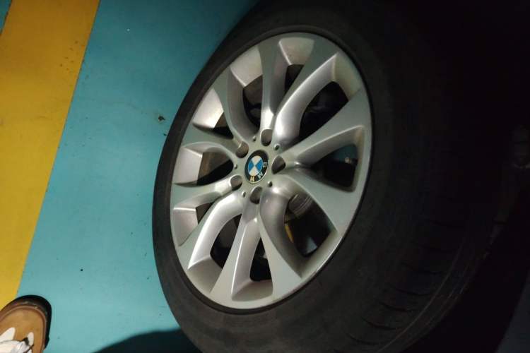 Used BMW X5 2014 xDrive35i Elegant Edition Right Front Wheel Hub