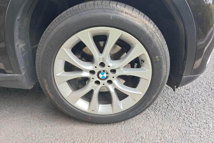 Used BMW X5 2014 xDrive35i Elegant Edition Right Front Wheel Hub