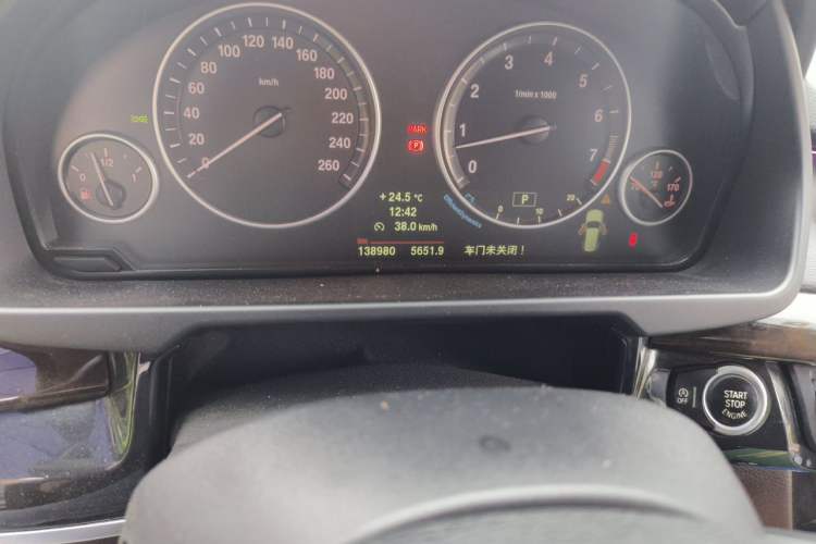 Used BMW X5 2014 xDrive35i Leading Model Odometer Close Up