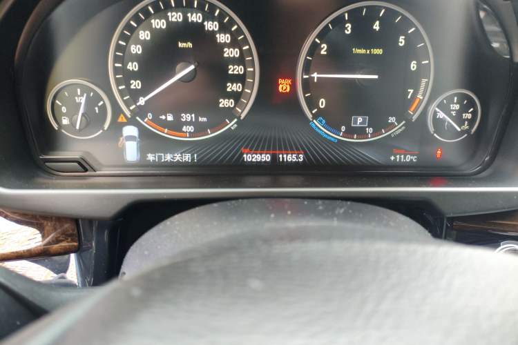 Used BMW X5 2014 xDrive35i Leading Model Odometer Close Up