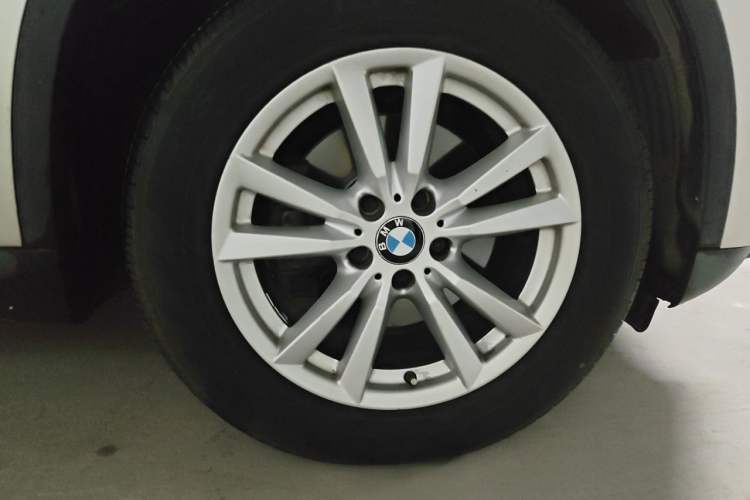 Used BMW X5 2014 xDrive35i Elegant Edition Right Front Wheel Hub