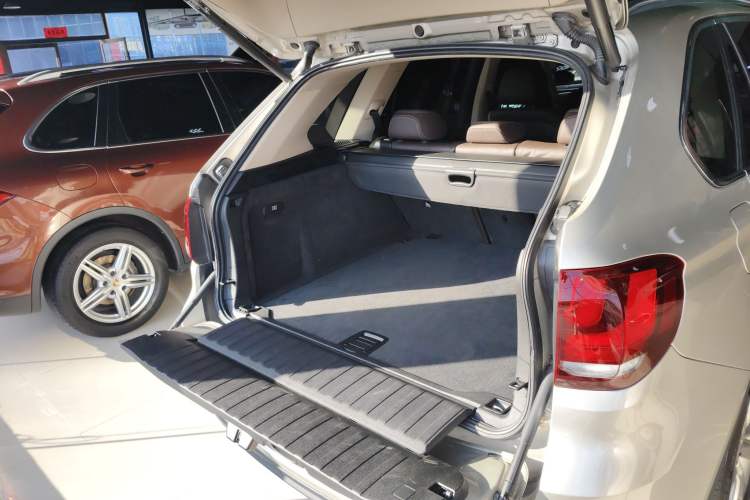 Used BMW X5 2014 xDrive35i Elegant Edition Trunk