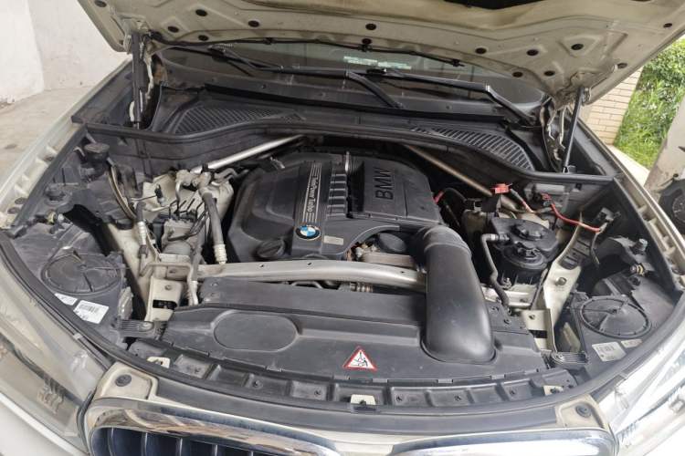 Used BMW X5 2014 xDrive35i Leading Model Engine Bay