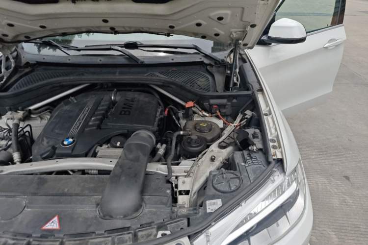 Used BMW X5 2014 xDrive35i Luxury Edition Engine Bay Left