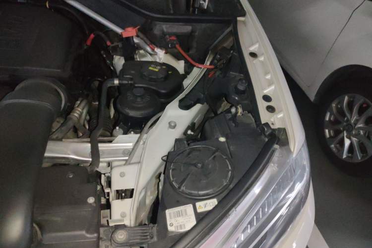 Used BMW X5 2014 xDrive35i Luxury Edition Engine Bay Left