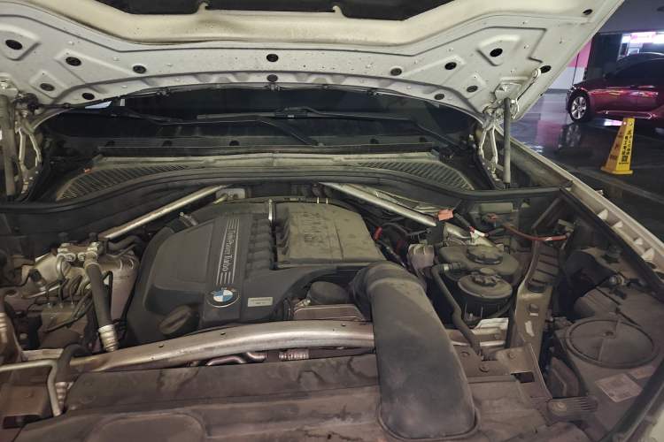 Used BMW X5 2014 xDrive35i Elegant Edition Engine Bay Left