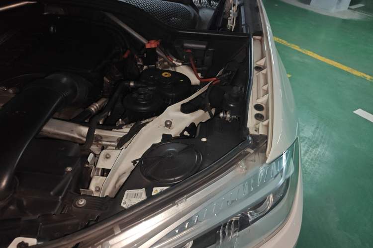 Used BMW X5 2014 xDrive35i Luxury Edition Engine Bay Left