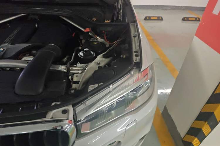 Used BMW X5 2014 xDrive35i Leading Model Engine Bay Left