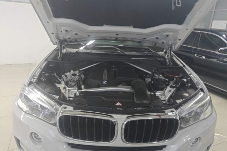 Used BMW X5 2014 xDrive35i Leading Model Engine Bay