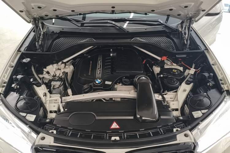 Used BMW X5 2014 xDrive35i Leading Model Engine Bay